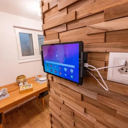 Ambassador Yellow דירה