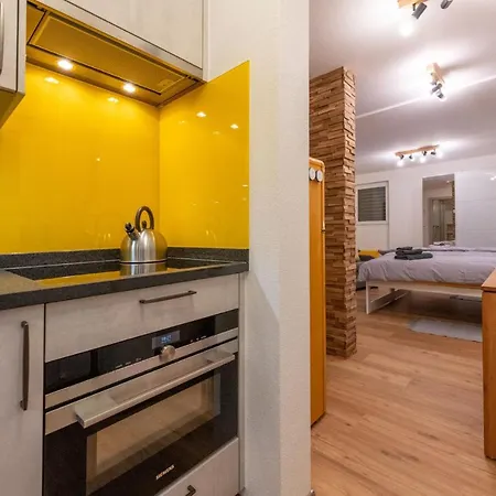 Ambassador Yellow Апартаменты