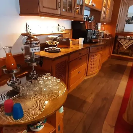 דירה Ambassador Yellow *