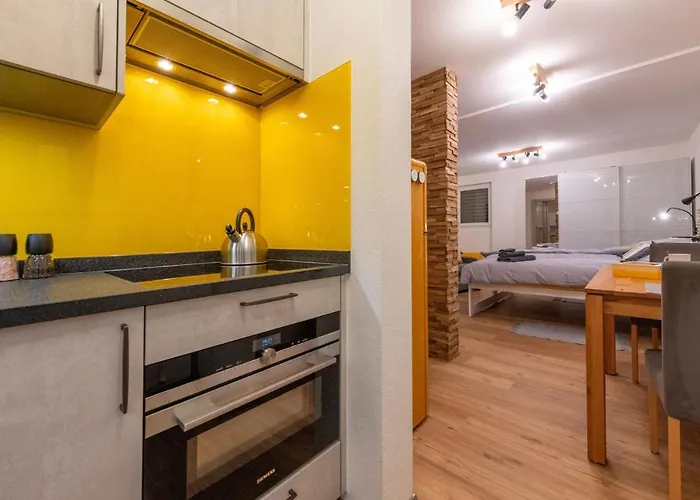 Ambassador Yellow Lägenhet