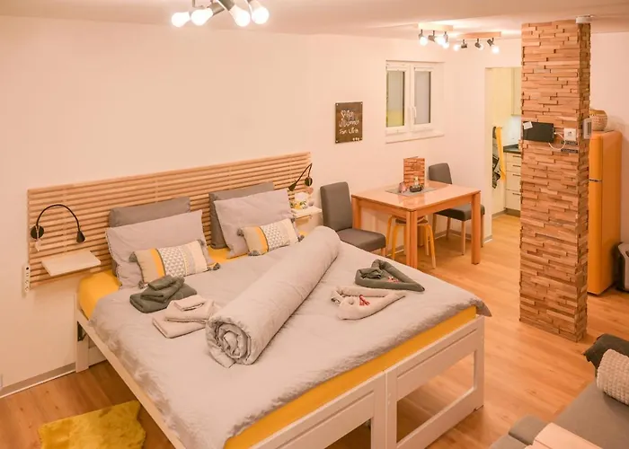 Ambassador Yellow Lägenhet