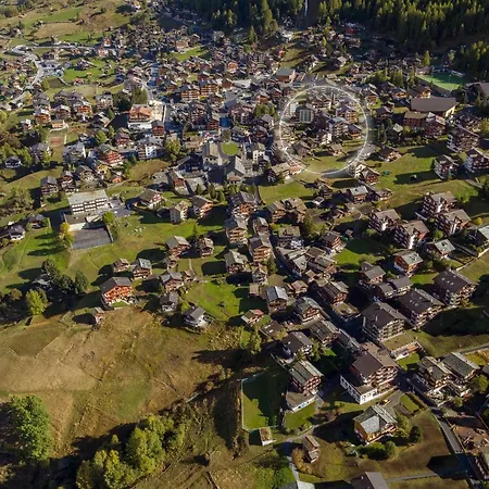 Ambassador Yellow 아파트